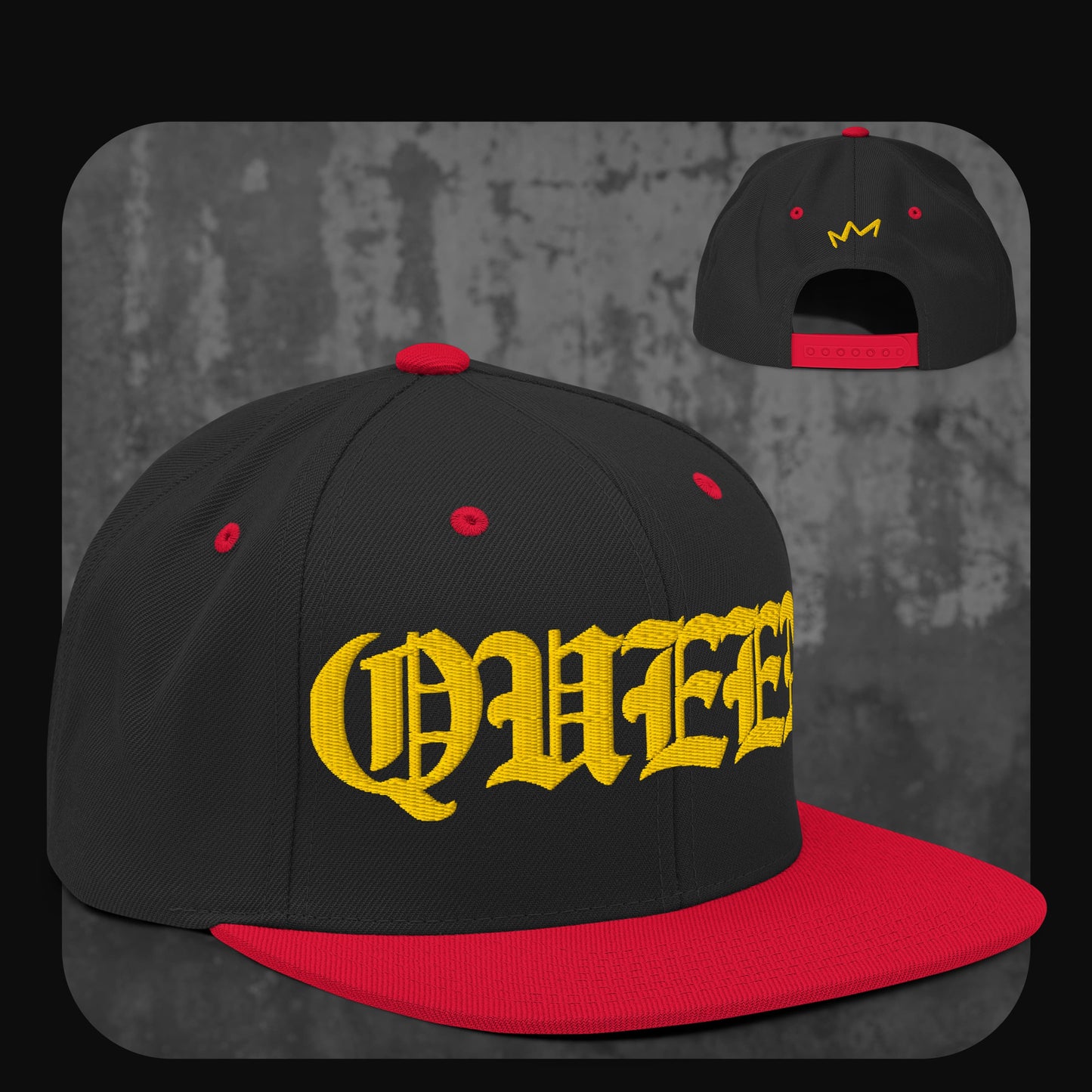 Schwarze Snapback-Cap mit roter Krempe, roten Ösen und rotem Knopf. Vorderseite mit gelbem „QUEEN“-Schriftzug, Rückseite mit gelber Krone.