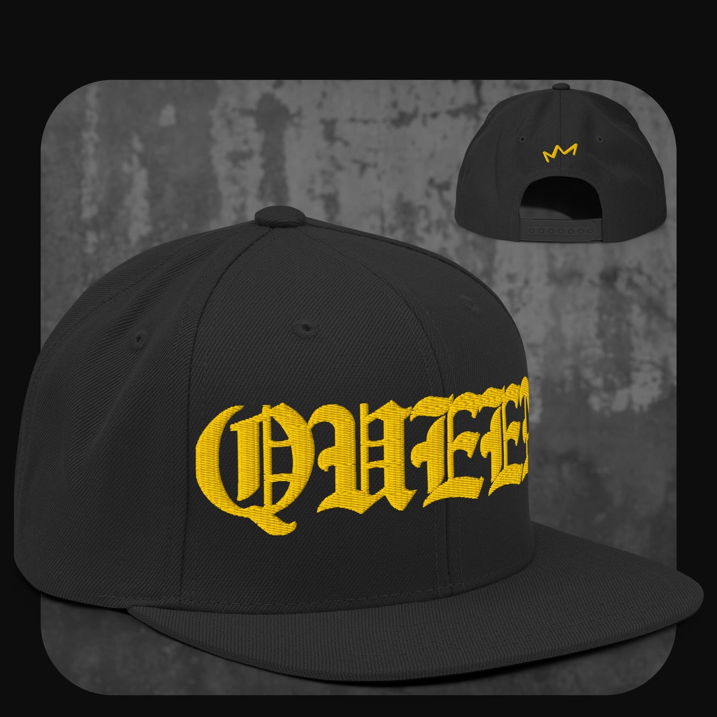Schwarze Snapback-Cap mit schwarzer Krempe und schwarzen Ösen. Gelber „QUEEN“-Schriftzug in Frakturschrift vorne, gelbes Kronenlogo hinten.