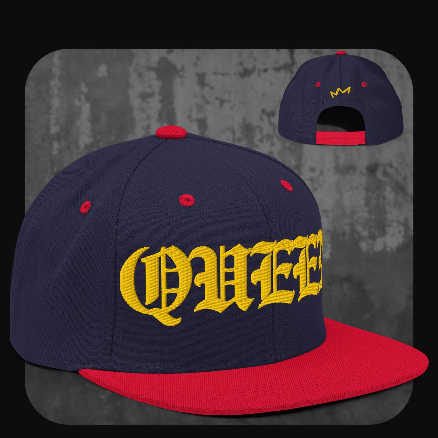 Dunkelblaue Snapback-Cap mit roter Krempe, roten Ösen und rotem Knopf. Gelber „QUEEN“-Schriftzug auf der Vorderseite, gelbes Kronenlogo hinten.
