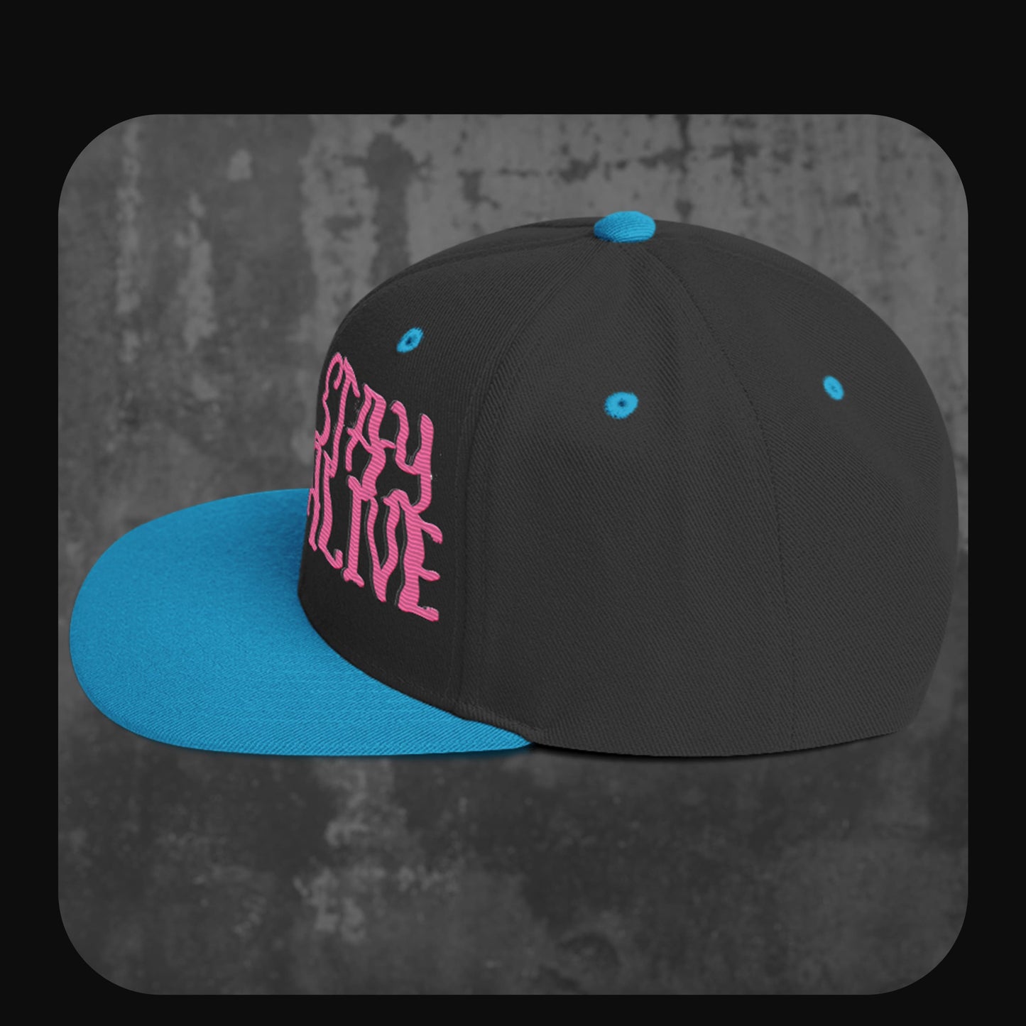 Linke Seitenansicht der Snapback Cap mit „Stay Alive“-Stickerei