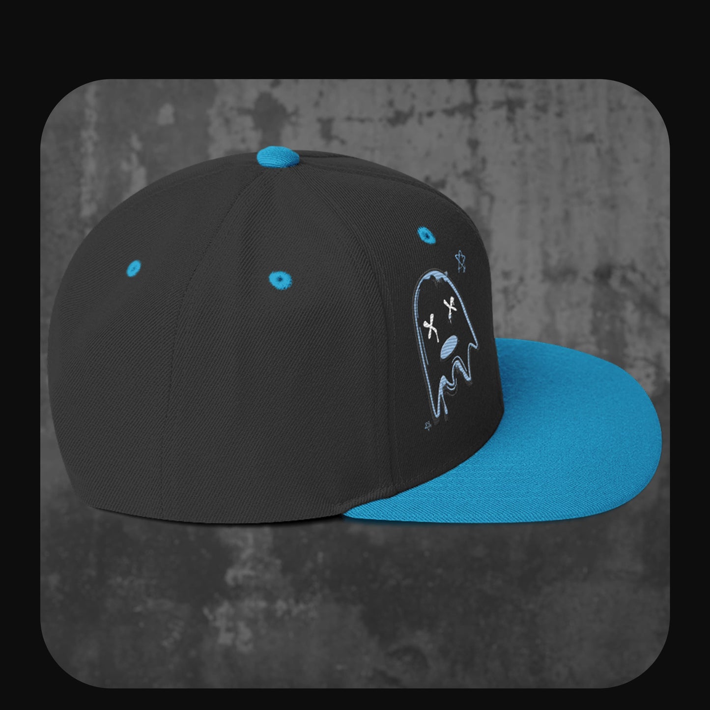 Rechte Seitenansicht der Cap mit gesticktem Ghost-Design in Hellblau