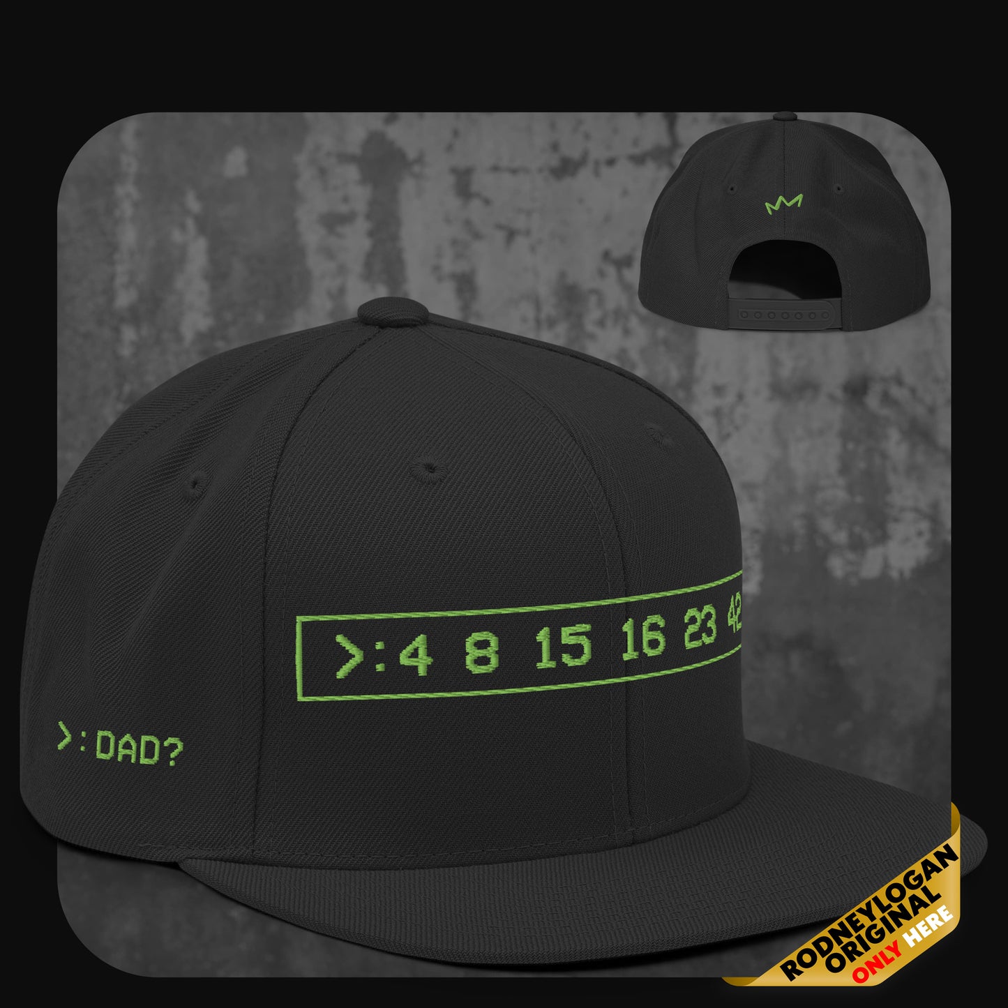 Schwarze Snapback-Cap mit leuchtend grünem Digital-Schriftzug „>: 4 8 15 16 23 42“ im Rechteck auf der Vorderseite. Seitlich steht „>: DAD?“ in grün, hinten kleines gelbes Kronenlogo.