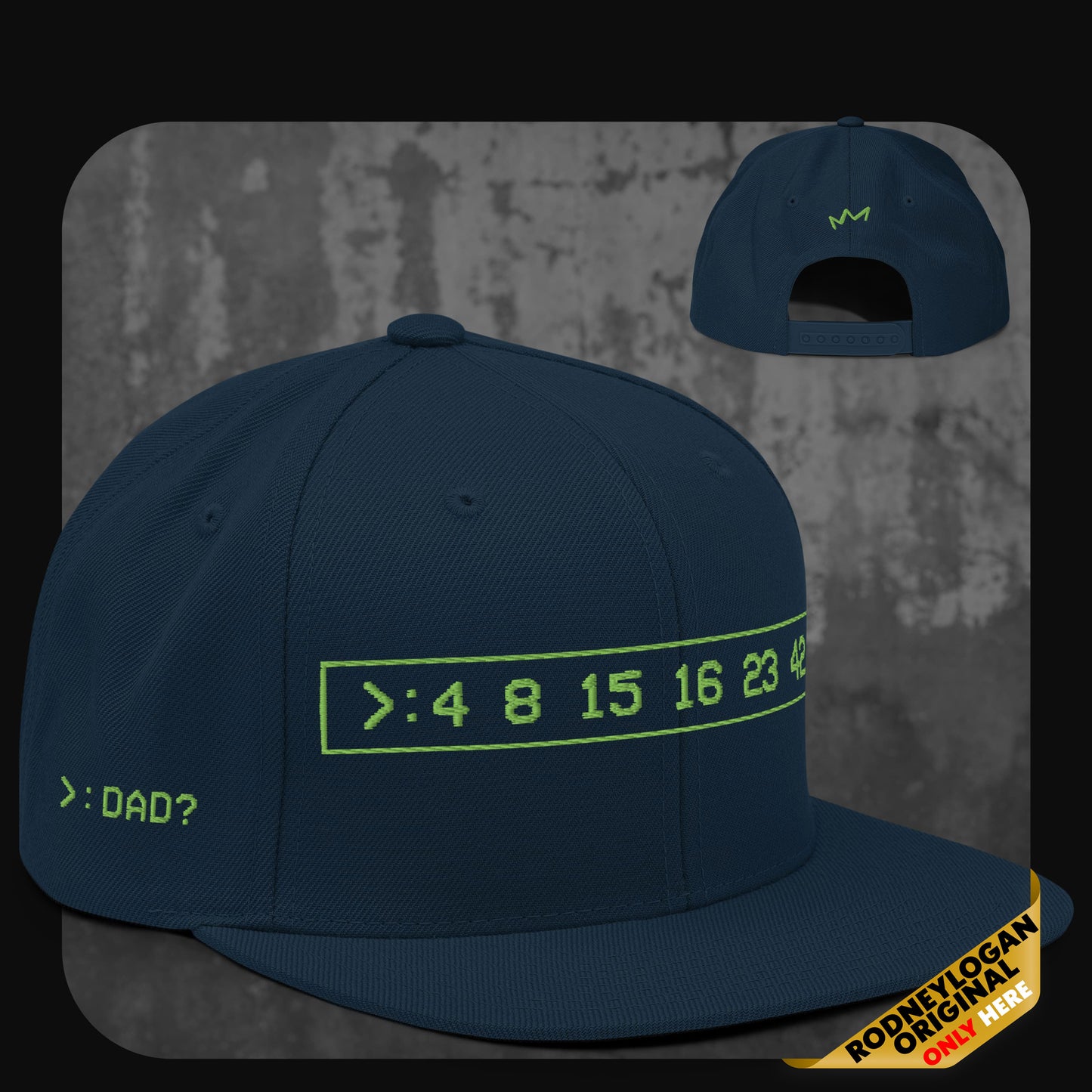 Dunkelblaue Snapback-Cap mit blauem Knopf. Auf der Vorderseite grüner Digital-Schriftzug „>: 4 8 15 16 23 42“ im Rechteck, seitlich „>: DAD?“ in grün, hinten kleines gelbes Kronenlogo.