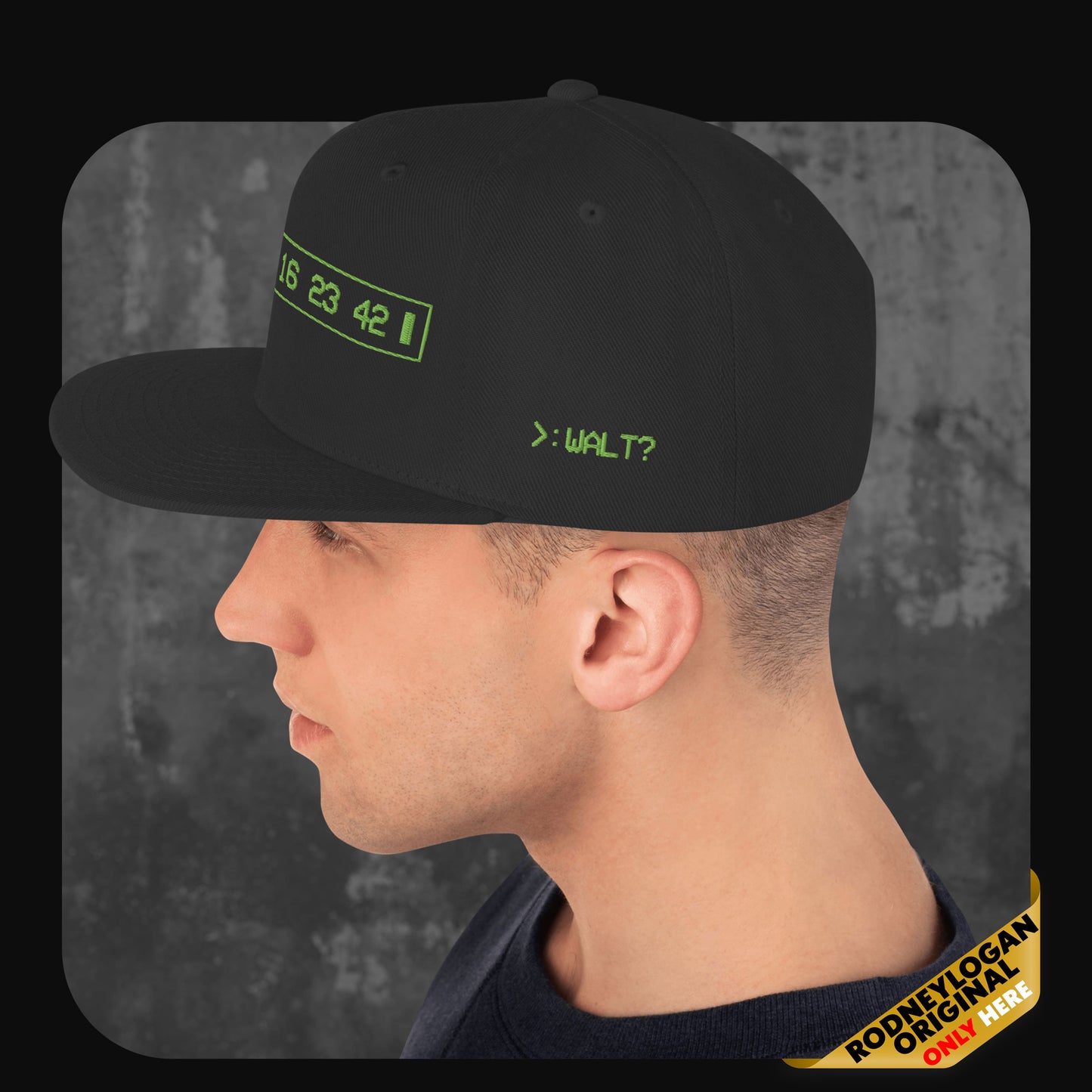 Mann trägt eine schwarze Snapback-Cap mit grünem Digital-Schriftzug „16 23 42“ im Rechteck auf der Vorderseite. Seitlich der Text „>: WALT?“ in grün.