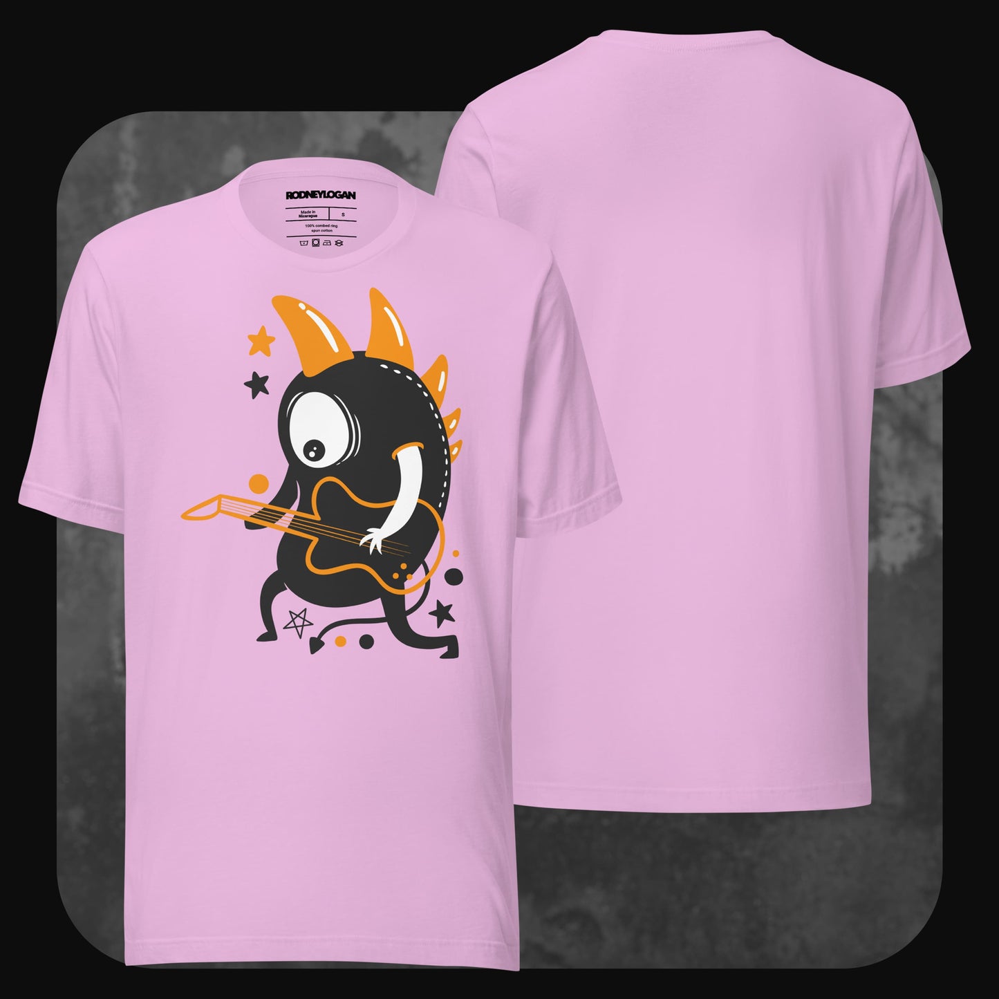 Hellrosa T-Shirt mit verspieltem Aufdruck eines schwarzen, einäugigen Monsters mit orangen Stacheln und Gitarre, umgeben von Sternen und Punkten; Rückseite schlicht.