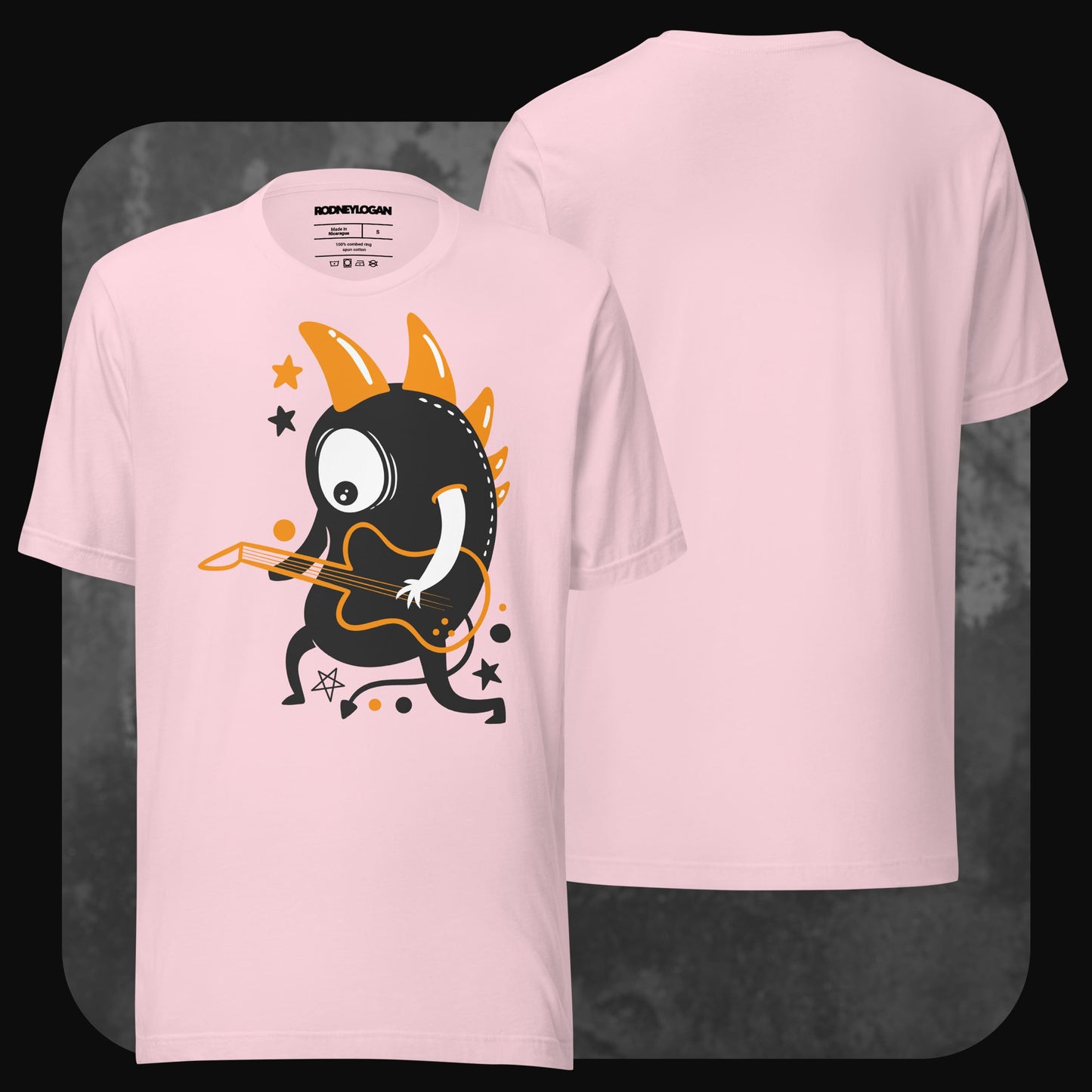 Zartrosa T-Shirt mit großem Cartoon-Monster-Motiv: schwarzes, einäugiges Wesen mit orangen Stacheln spielt Gitarre; Rückseite einfarbig.