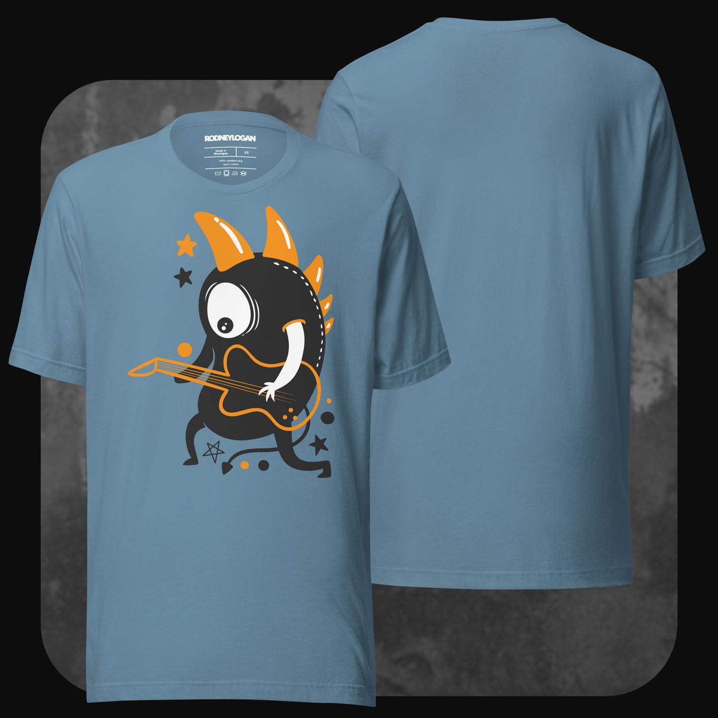 Hellblaues T-Shirt mit großem Druck eines schwarzen, einäugigen Monsters mit orangen Stacheln und Gitarre, verziert mit Sternen und Punkten; Rückseite schlicht.