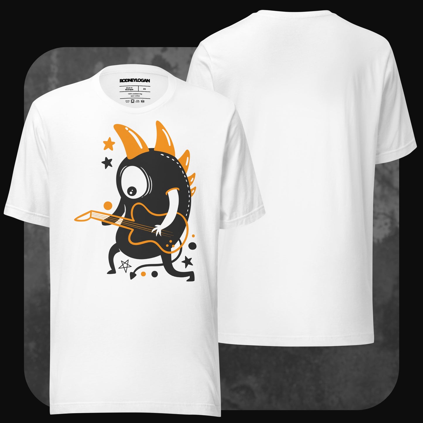Weißes T-Shirt mit farbenfrohem Cartoon-Monster-Aufdruck: schwarzes Wesen mit orangen Stacheln spielt Gitarre, umgeben von Stern- und Punktgrafiken; Rückseite unbedruckt.