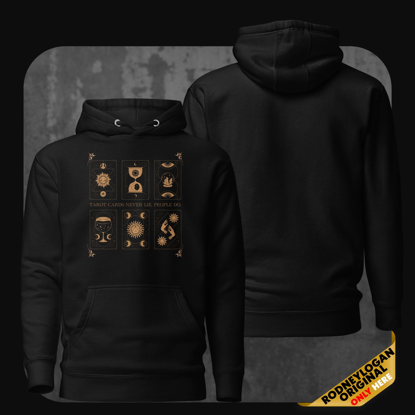 Schwarzer Hoodie mit goldenem Tarotkarten-Design und dem Text „Tarot cards never lie. People do.“ Rückseite schlicht.