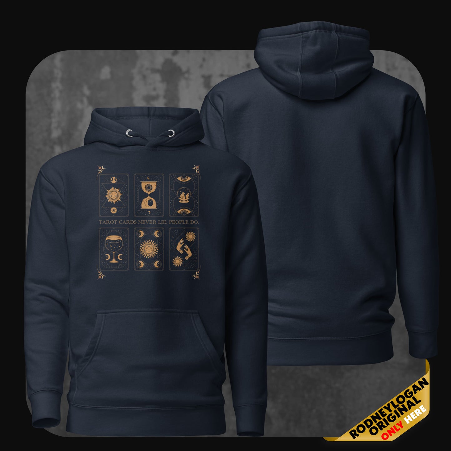 Dunkelblauer Hoodie mit goldenem Tarotkarten-Print und dem Spruch „Tarot cards never lie. People do.“ Rückseite unbedruckt.