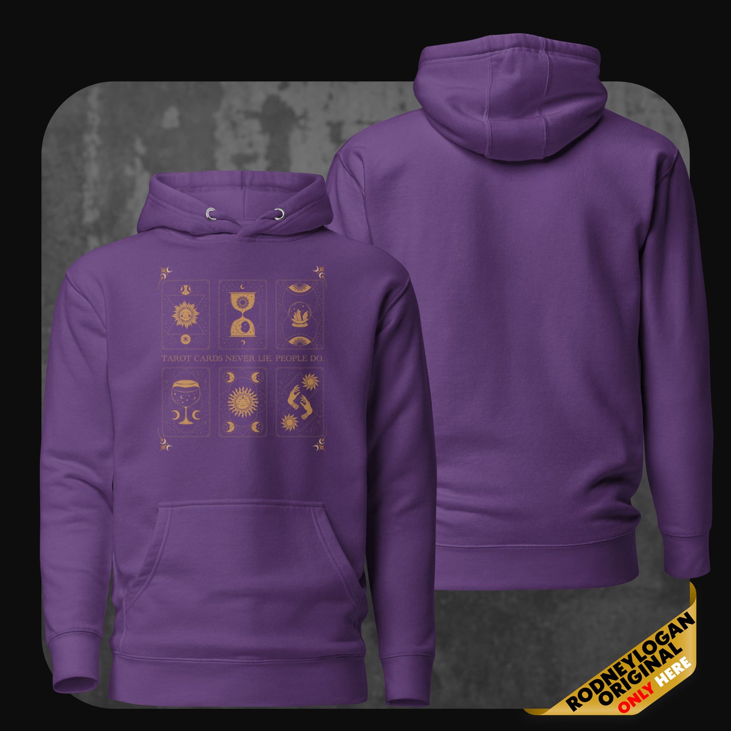 Lila Hoodie mit goldenem Aufdruck von sechs Tarotkarten-Symbolen und dem Schriftzug „Tarot cards never lie. People do.“ Rückseite schlicht.