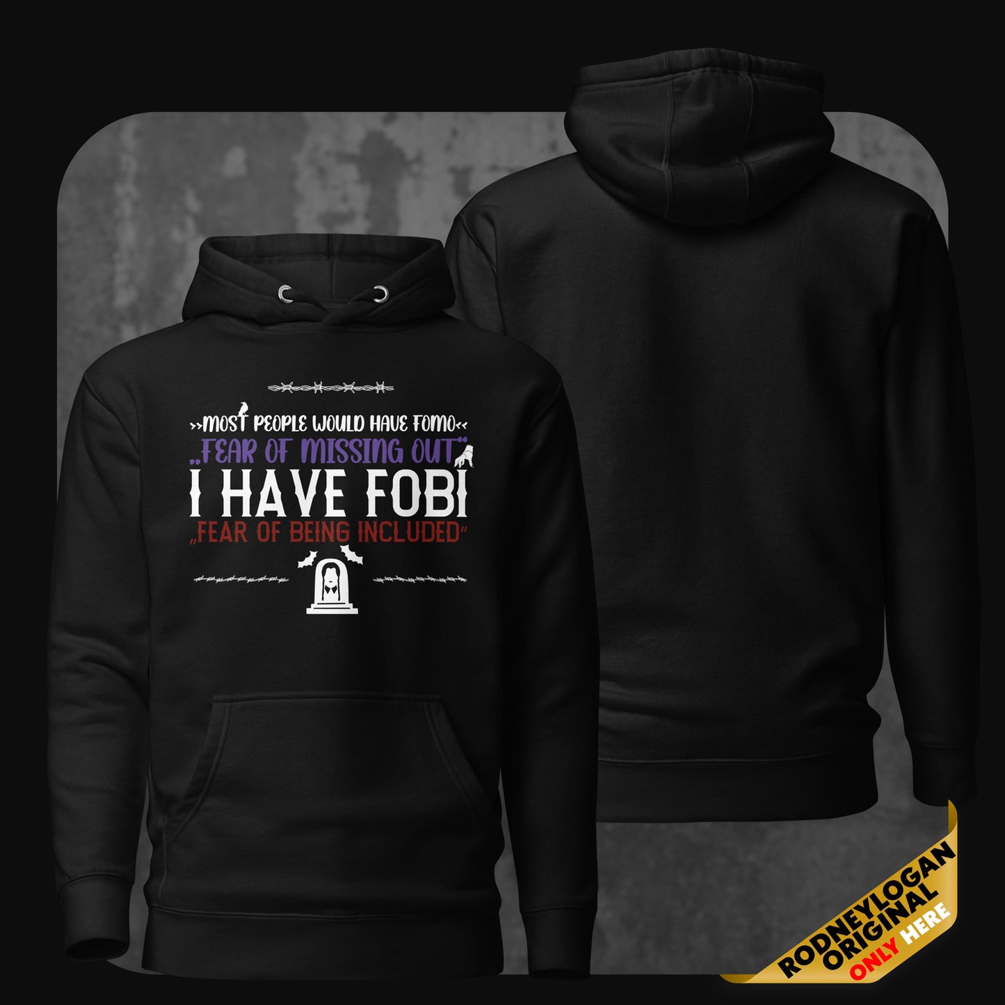 Schwarzer Hoodie mit Halloween-Motiv und Text in Weiß, Lila, Orange und Rot. Aufdruck: „Most people would have FOMO ‘Fear of missing out’ I have FOBI ‘Fear of being included’“ mit Grabstein- und Fledermausgrafik, verziert mit Stacheldrahtlinien.
