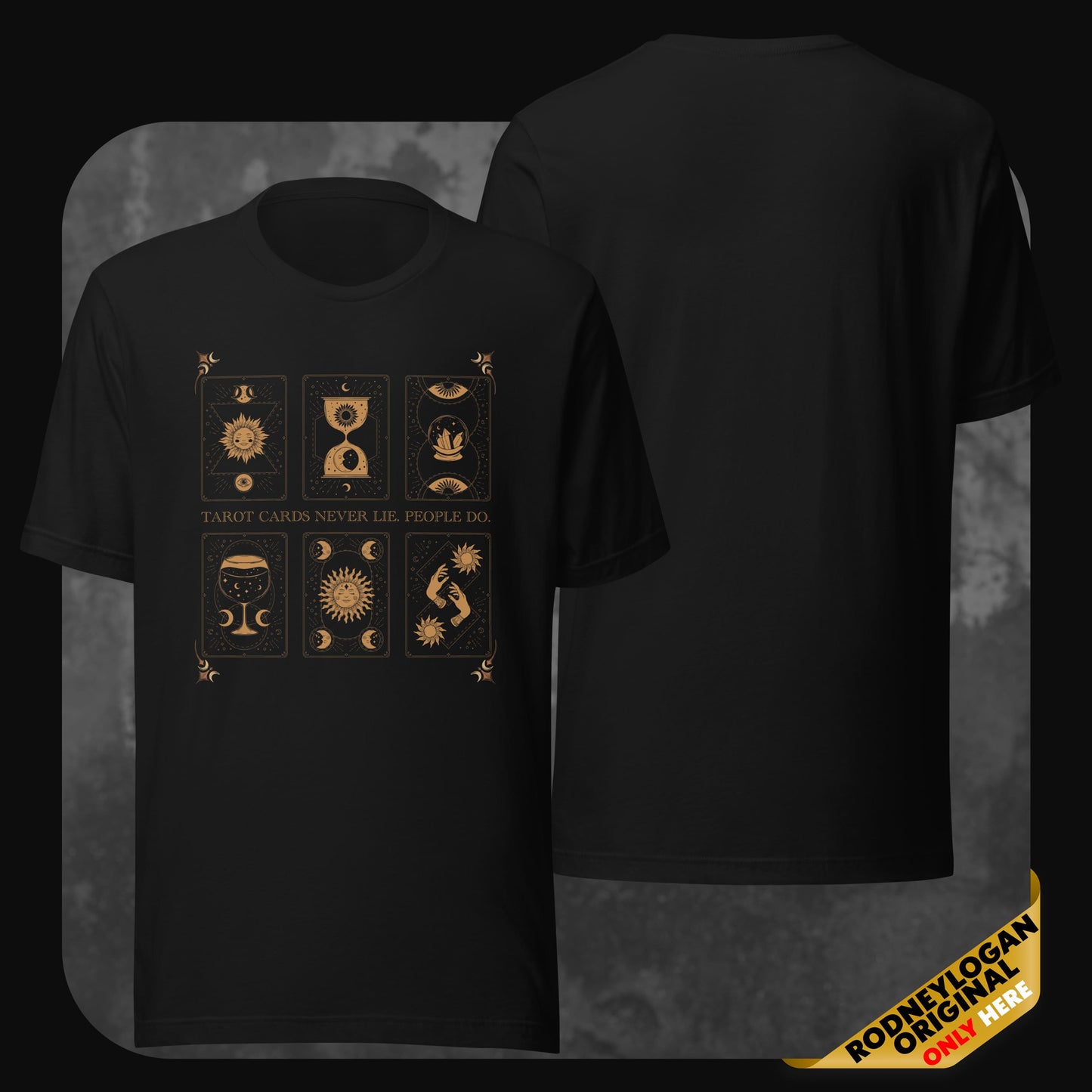 Schwarzes T-Shirt mit goldenem Tarotkarten-Motiv aus sechs Symbolkarten und dem Satz „Tarot cards never lie. People do.“ Rückseite unbedruckt.