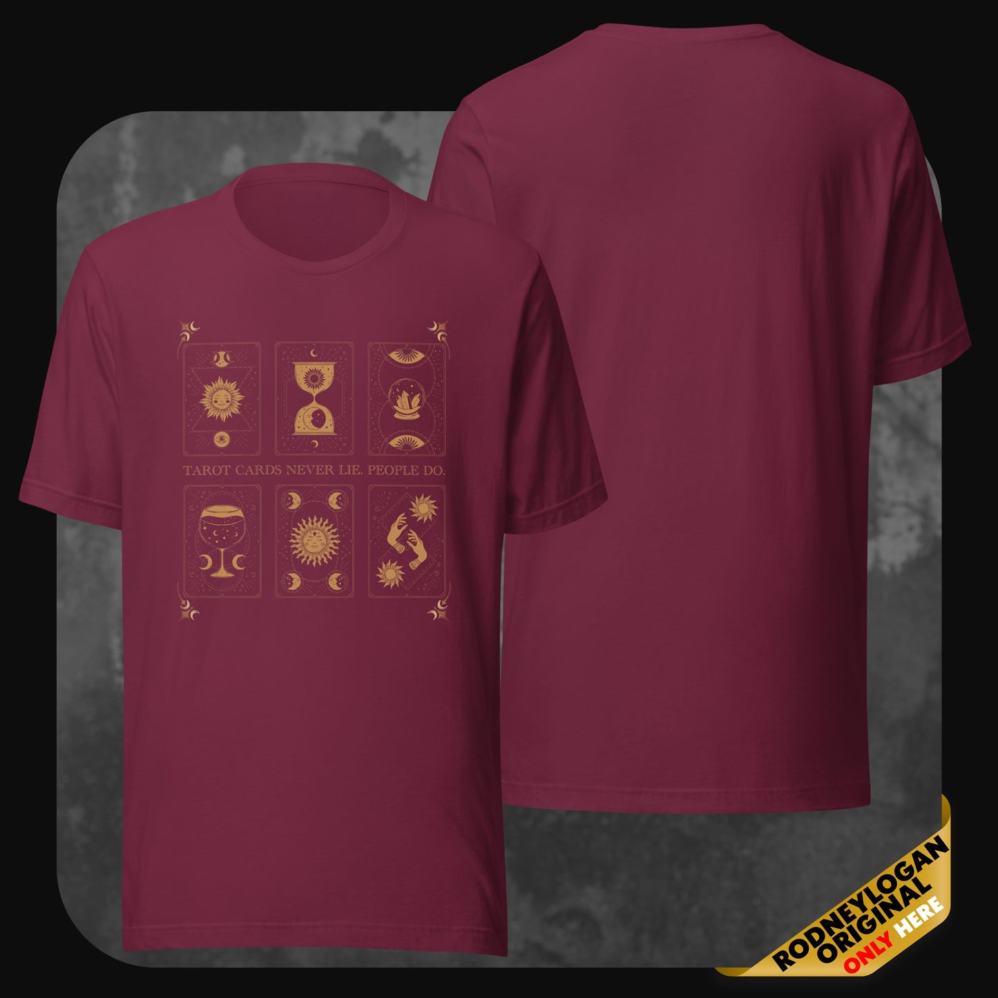 Weinrotes T-Shirt mit goldenem Tarotkarten-Design und dem Spruch „Tarot cards never lie. People do.“ Rückseite schlicht.