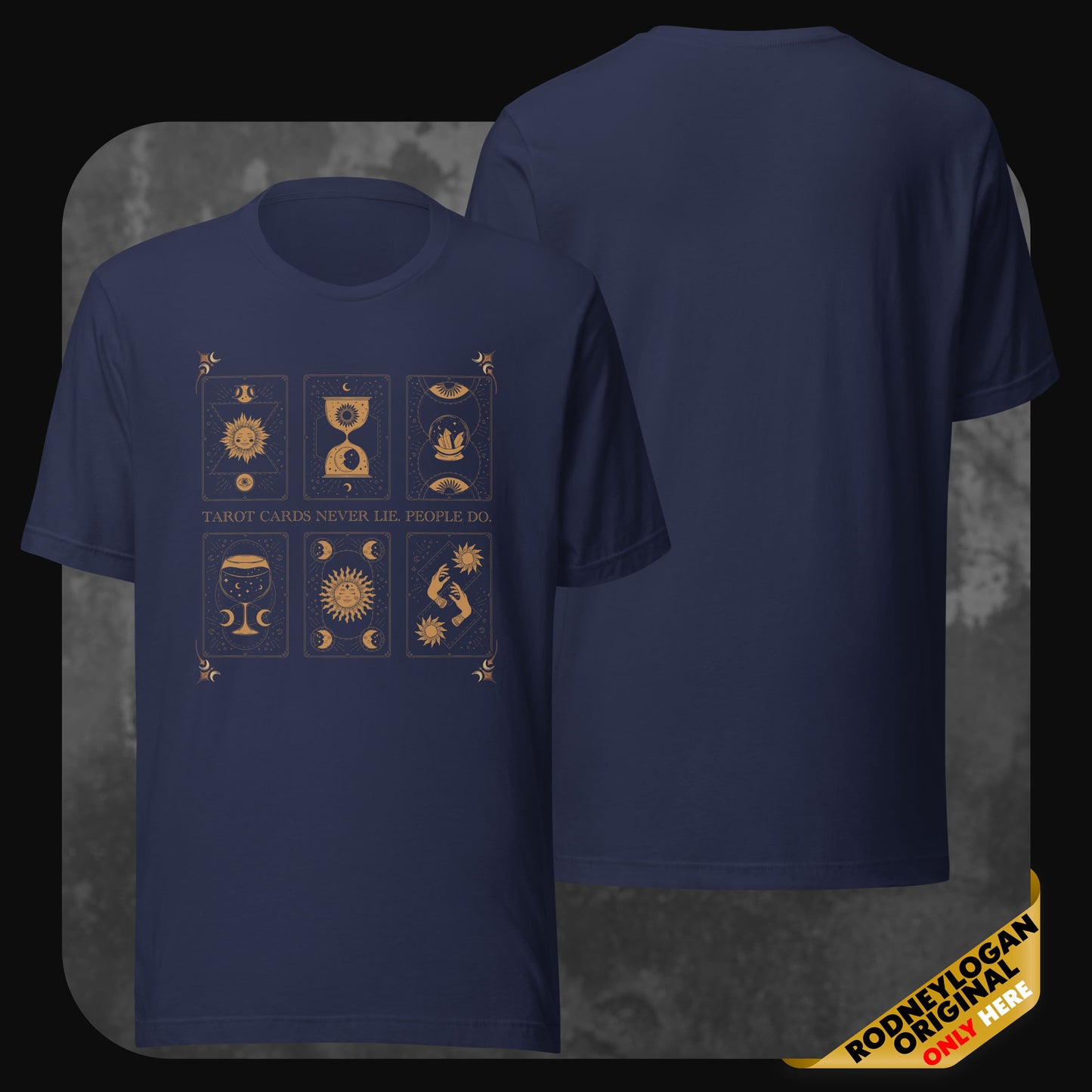 Dunkelblaues T-Shirt mit goldenem Tarotkarten-Print und der Aufschrift „Tarot cards never lie. People do.“ Rückseite schlicht.