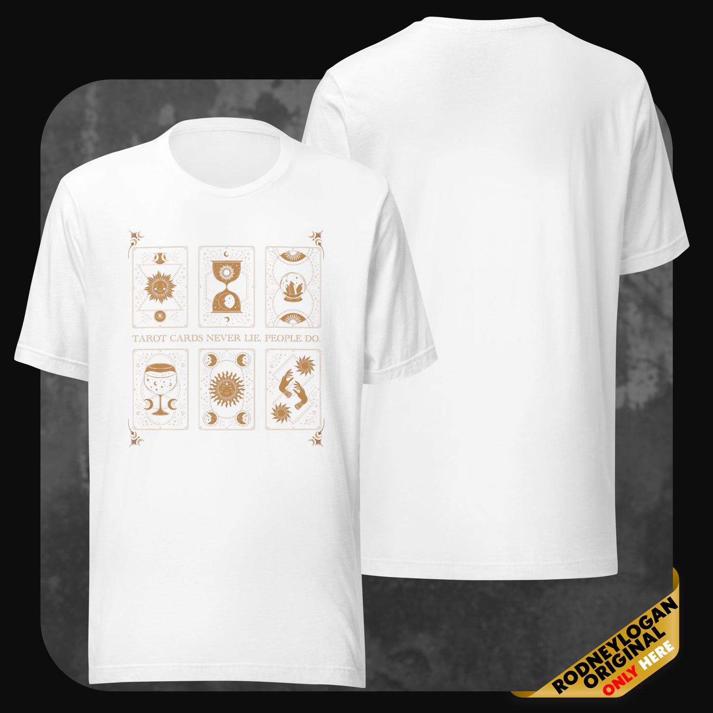 Dunkelblaues T-Shirt mit goldenem Tarotkarten-Print und der Aufschrift „Tarot cards never lie. People do.“ Rückseite schlicht.