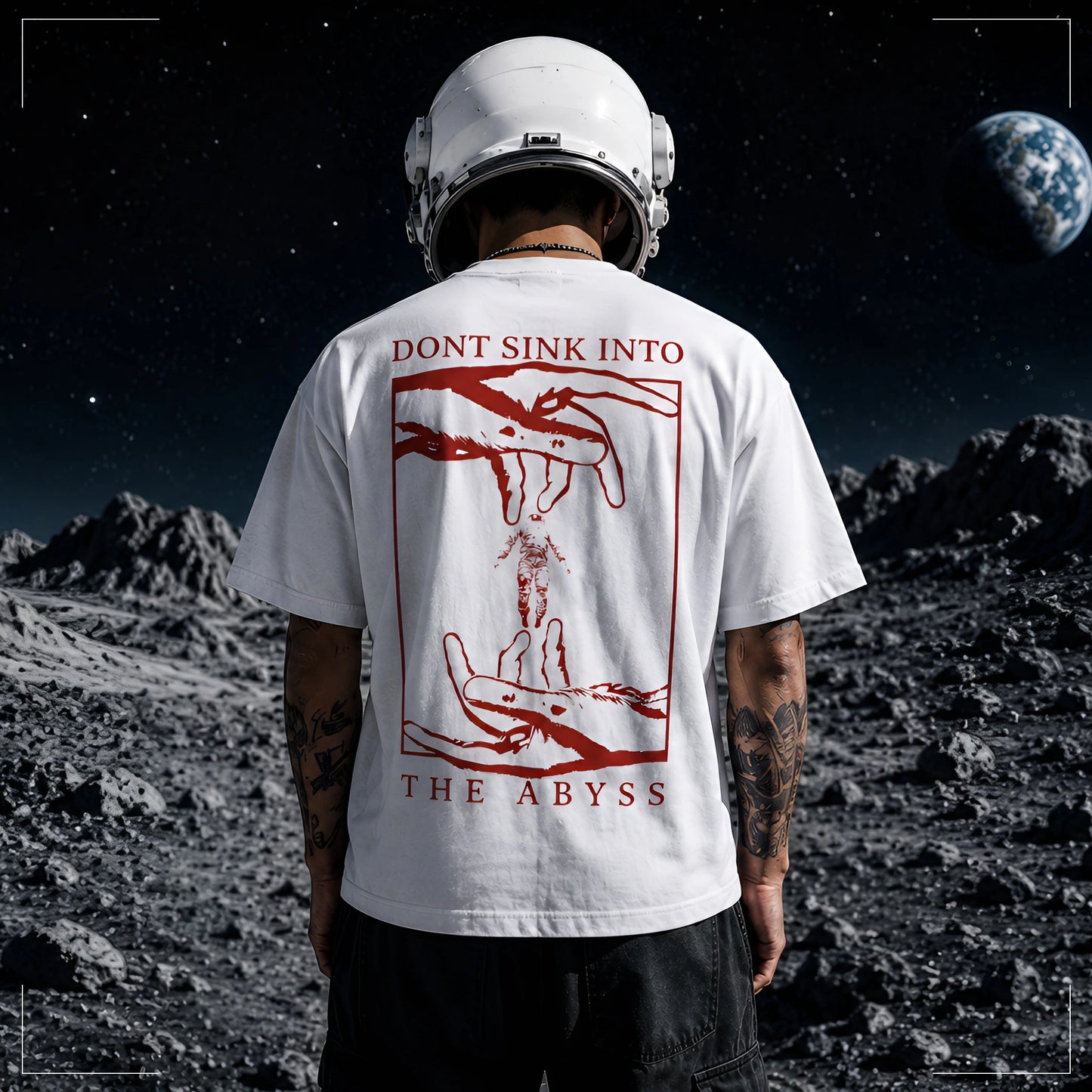 Rodney Logan ABYSS weißes Oversized T-Shirt mit großem rotem Grafikprint und Schriftzug "Don't Sink Into The Abyss" auf der Rückseite.