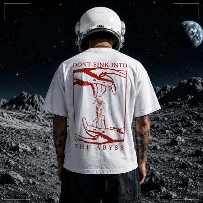 Rodney Logan ABYSS weißes Oversized T-Shirt mit großem rotem Grafikprint und Schriftzug "Don't Sink Into The Abyss" auf der Rückseite.