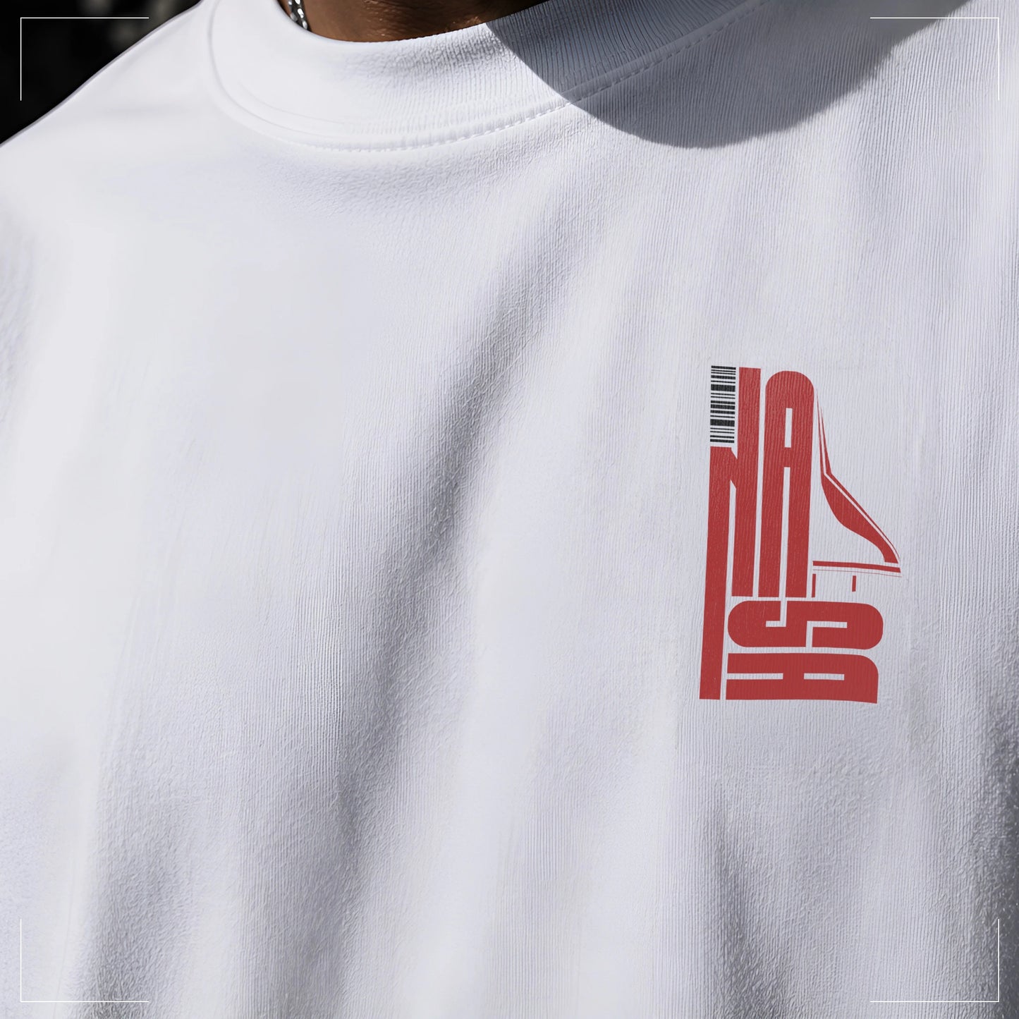 Detailaufnahme des Rodney Logan ABYSS weißen Oversized Streetwear-T-Shirts mit kleinem rotem Brustprint auf der Vorderseite.