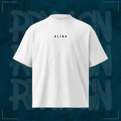 Weißes RodneyLogan Blind Oversized T-Shirt mit kleinem „Blind“-Frontprint auf dunkelblauem Hintergrund.