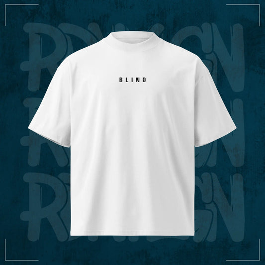 Weißes RodneyLogan Blind Oversized T-Shirt mit kleinem „Blind“-Frontprint auf dunkelblauem Hintergrund.