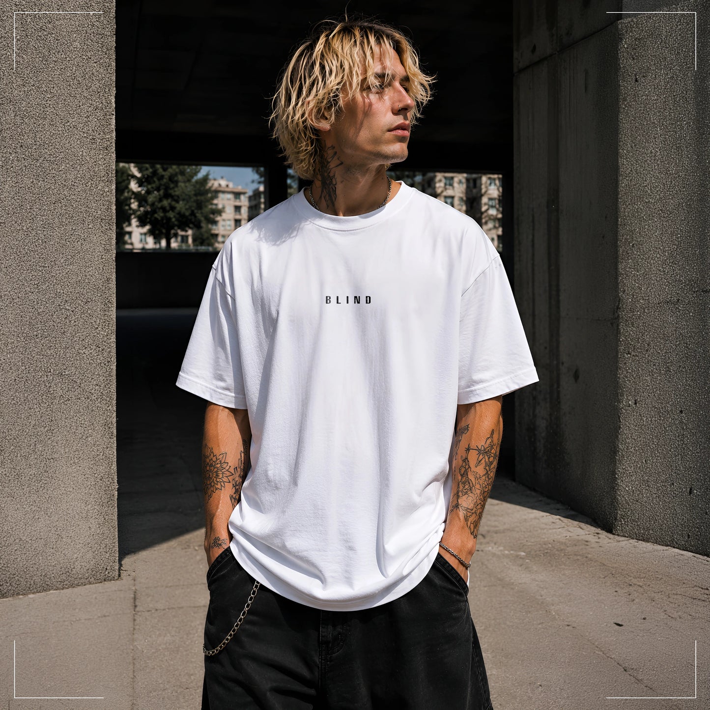 Rodney Logan BLIND weißes Oversized Streetwear-T-Shirt mit minimalistischem schwarzen "BLIND"-Logo auf der Brust.