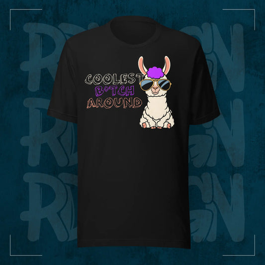 Schwarzes RodneyLogan Regular T-Shirt mit großem „Coolest B*tch Around“-Lama-Frontmotiv auf dunkelblauem Hintergrund.