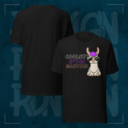 Schwarzes RodneyLogan Regular T-Shirt mit „Coolest B*tch Around“-Frontprint und schlichter Rückseite im Produktvergleich.