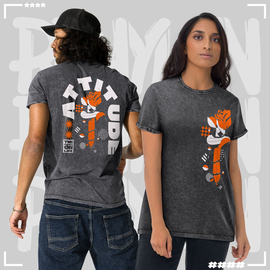 Zwei Models in schwarzem Acid-Wash Streetwear T-Shirt, vorne dezentes Rosenmotiv und hinten großflächiger Graphic Tee Print mit dem Schriftzug „ATTITUDE“ und grafischen Elementen.