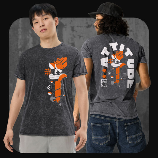 Zwei Männer tragen schwarze Acid-Wash-T-Shirts mit dem Rose-und-Dolch-Design. Auf der Vorderseite ist das Motiv kleiner platziert, auf der Rückseite groß mit dem Schriftzug „ATTITUDE“.