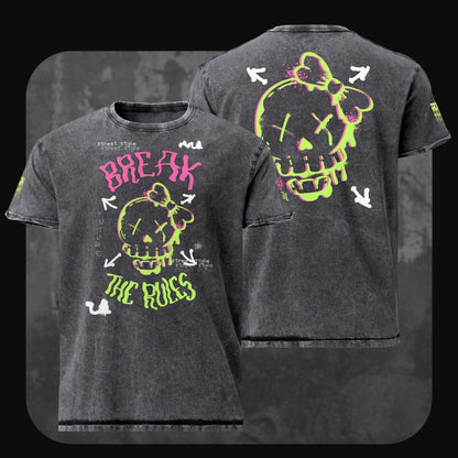 Schwarzes Denim-T-Shirt mit Front-Print "BREAK THE RULES" in Neonfarben; Rückseite mit großem, farbigem Skull mit Schleife.
