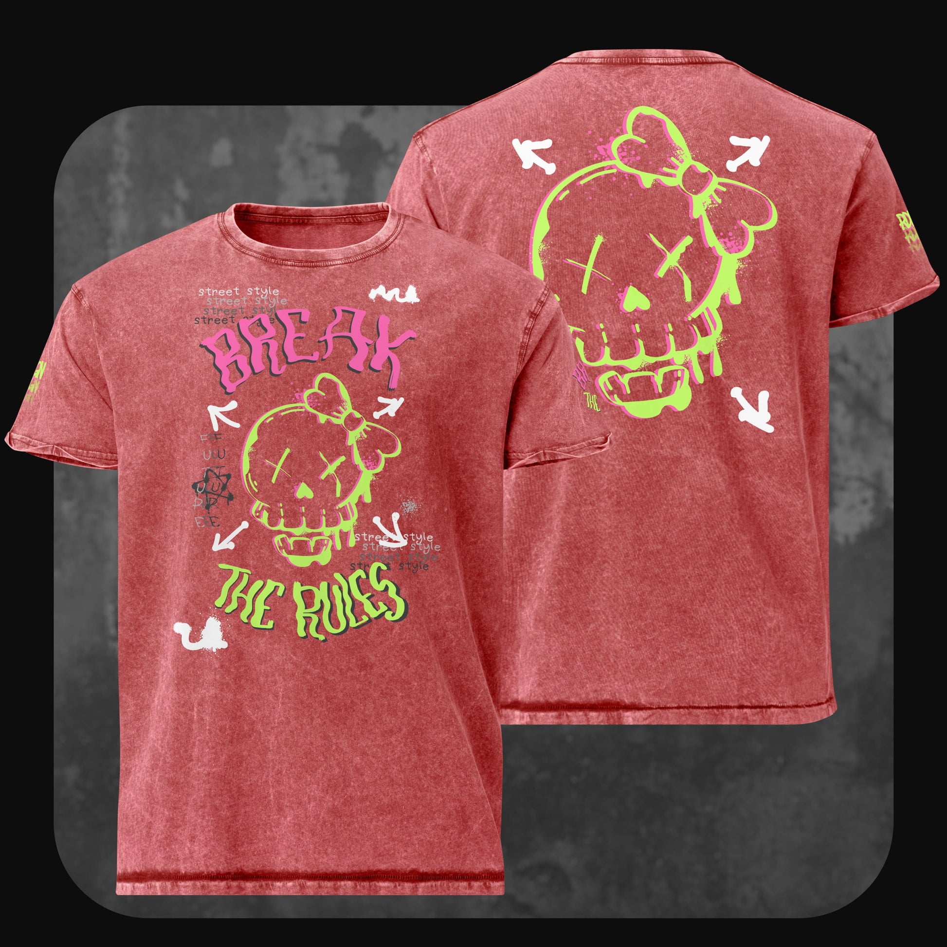 Denim-T-Shirt in verwaschenem Rot mit auffälligem Totenkopf-Design, pinker Aufschrift "BREAK" und grünem "THE RULES" auf der Vorderseite; großer Skull mit Schleife auf der Rückseite.