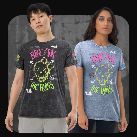 Zwei Models tragen das „Break the Rules“-T-Shirt in Schwarz und Blau; beide Designs zeigen bunte Totenkopf-Grafiken im rebellischen Streetwear-Stil.