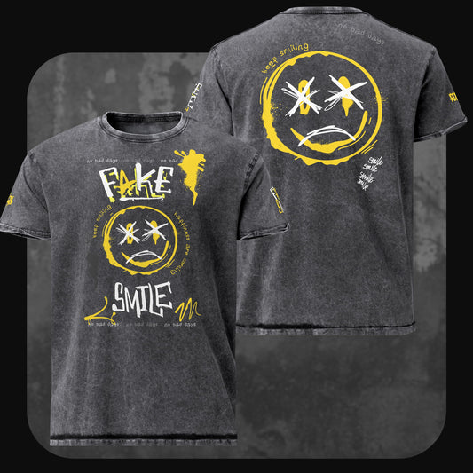 Denim-T-Shirt in verwaschenem Schwarz mit auffälligem Smiley-Print und ‘Fake Smile’-Schriftzug in Gelb und Weiß.