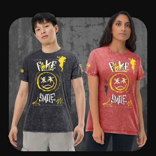 Zwei Models tragen die Fake Smile T-Shirts in Schwarz und Rot – moderne Streetwear mit Statement-Grafik, lässig gestylt.
