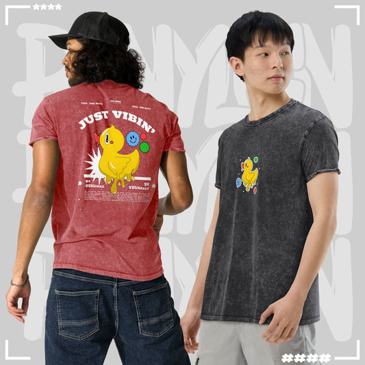 Zwei Models tragen Acid-Wash Streetwear T-Shirts mit Cartoon-Ente: links rotes Shirt mit großem „Just Vibin’“-Print auf dem Rücken, rechts schwarzes Shirt mit kleinem Front-Print.