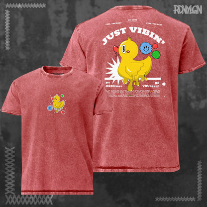Rotes Acid-Wash-T-Shirt mit kleinem gelbem Comic-Entchen vorne, umgeben von bunten Kreisen. Rückseite mit großem Entchen, Schriftzug „JUST VIBIN’“ und dem Text „Be Yourself“.