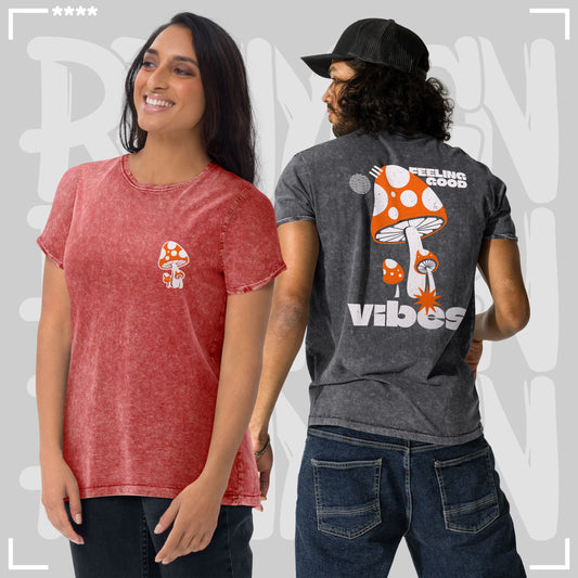 Zwei Models tragen Acid-Wash Streetwear T-Shirts: vorne kleines Pilzmotiv, hinten großer Graphic Tee Print mit Fliegenpilz und Schriftzug „Feeling Good Vibes“.