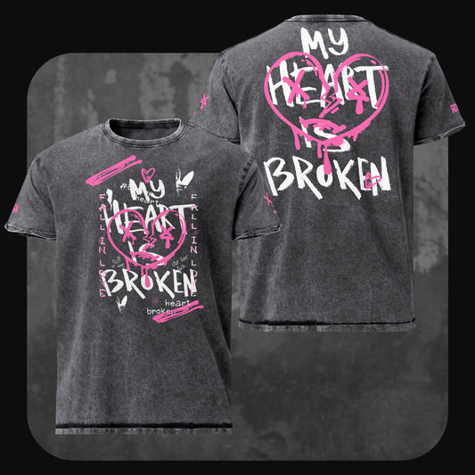 Vorder- und Rückansicht des RodneyLogan Denim-T-Shirts “My Heart is Broken” in Schwarz mit pink-weißem Graffiti-Herzdesign und dem Schriftzug „My Heart is Broken“.
