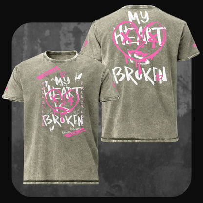 Vorder- und Rückansicht des RodneyLogan Denim-T-Shirts “My Heart is Broken” in Dunkelgrün mit pink-weißem Herzmotiv im Streetart-Stil und markantem Textdesign.