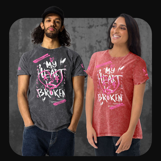Zwei Models tragen das RodneyLogan Denim-T-Shirt “My Heart is Broken” in Schwarz und Rot; auffälliger Herzprint mit Graffiti-Elementen und Statement-Schriftzug.