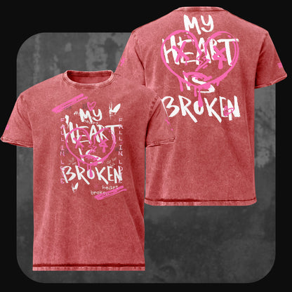 RodneyLogan Denim-T-Shirt “My Heart is Broken” in ausgewaschenem Rot mit auffälligem pink-weißem Herzmotiv und Schriftzug „Broken Heart“ vorne und hinten.