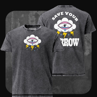 Graues, ausgewaschenes Vintage-T-Shirt mit kleiner Frontgrafik einer Wolke mit Auge, Tropfen und Blitzen. Auf der Rückseite großer Druck mit derselben Grafik und dem Text „SAVE YOUR SORROW“.