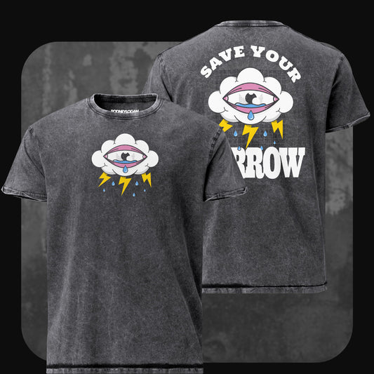 Graues, ausgewaschenes Vintage-T-Shirt mit kleiner Frontgrafik einer Wolke mit Auge, Tropfen und Blitzen. Auf der Rückseite großer Druck mit derselben Grafik und dem Text „SAVE YOUR SORROW“.