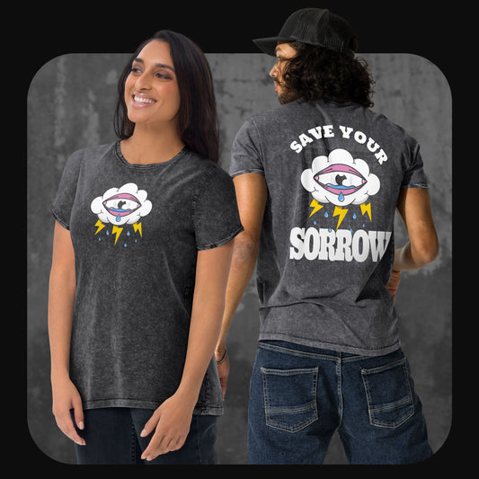 Eine Frau und ein Mann tragen ausgewaschene, graue Vintage-T-Shirts mit Cartoon-Grafik einer Wolke mit weinendem Auge, Blitzen und Regentropfen vorne. Auf der Rückseite steht groß „SAVE YOUR SORROW“ über derselben Wolkengrafik.