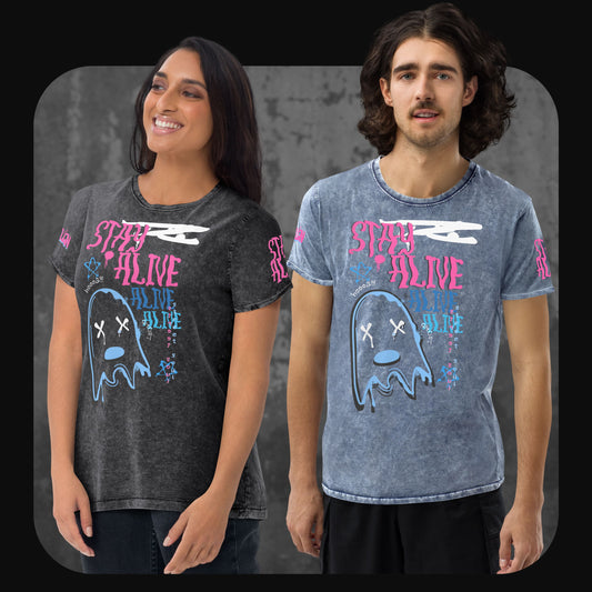 Zwei Models tragen die Streetwear-inspirierten “Stay Alive”-Shirts in Schwarz und Blau vor Betonhintergrund.