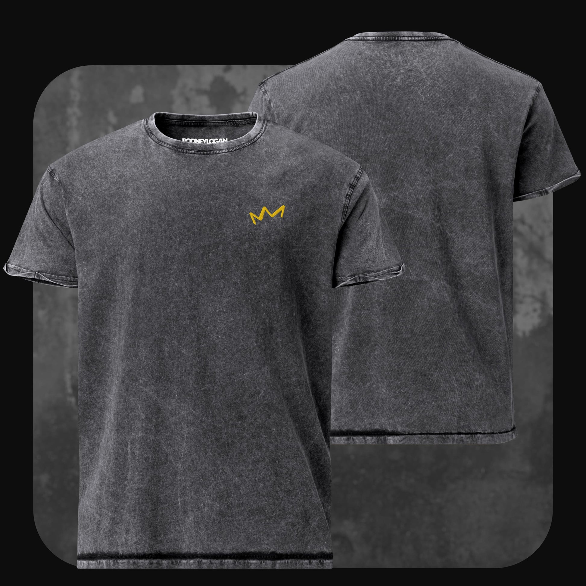 Schwarzes T-Shirt im dezenten Acid-Wash-Look mit kleiner gelber Krone links auf der Brust. Rückseite schlicht.
