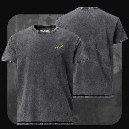 Schwarzes T-Shirt im dezenten Acid-Wash-Look mit kleiner gelber Krone links auf der Brust. Rückseite schlicht.
