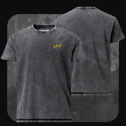 Schwarzes T-Shirt im dezenten Acid-Wash-Look mit kleiner gelber Krone links auf der Brust. Rückseite schlicht.

