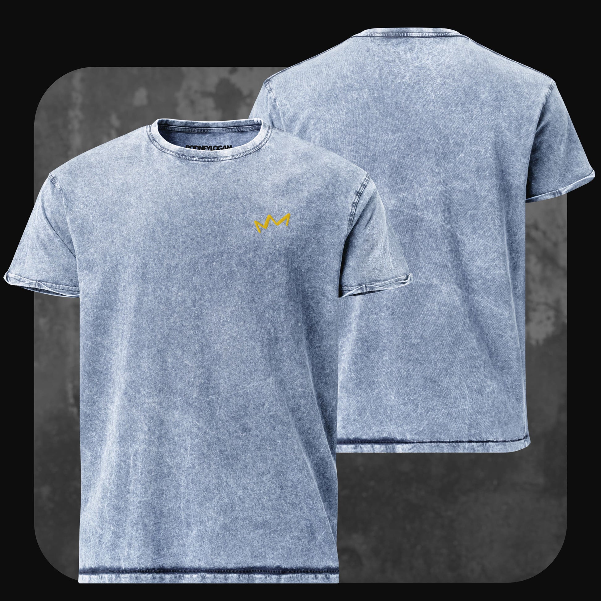 Blaues T-Shirt im verwaschenen Acid-Wash-Design mit gelbem Kronenlogo links auf der Brust. Rückseite unbedruckt.
